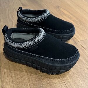 UGG Venture Daze 5/6. New condition.